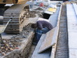 ouvrier travaillant assis