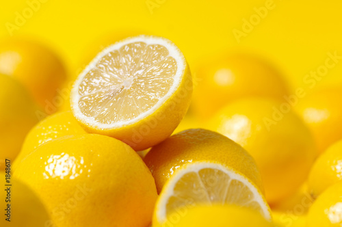 Foto: group of lemon on yellow background group of lemon on yellow background
