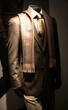 mannequin dans une vitrine en costard & cravate