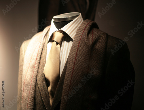Photo: mannequin dans une vitrine en costard & cravate mannequin dans une vitrine en costard & cravate