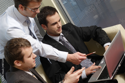 Foto: young business men working with latop in office young business men working with latop in office
