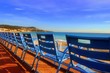 empty chairs sur le front de mer