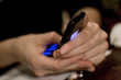 mains de femme tenant un téléphone portable