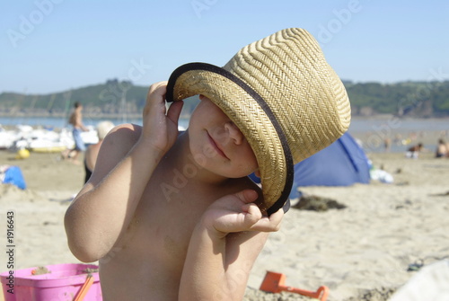 enfant coquin en bord de mer
