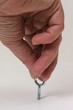 main vissant un crochet