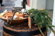 weihnachtsdekoration im holzteller
