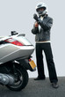 Photo en ligne au meilleur prix jeune motard se pr�parant � conduire son scooter
