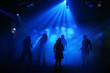 silhouetten von tanzenden menschen