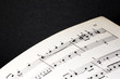 musik notenblatt auf schwarzem hintergrund