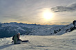 femme au ski neige et paysage de montagne