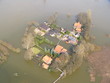 bauernhof vom hochwasser eingeschlossen