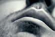 bouche d' homme triste en gros plan