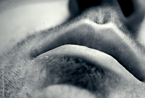 bouche d' homme triste en gros plan