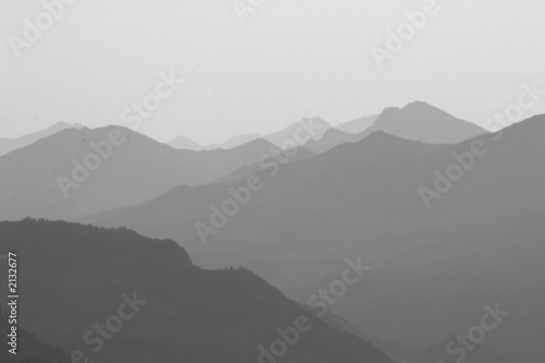 Foto: mountain peak slope line ridge diagonal mist fog mountain peak slope line ridge diagonal mist fog