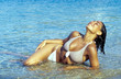 ragazza si abbronza al mare