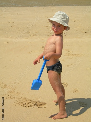 Photo: jeune garçon jouant sur la plage jeune garçon jouant sur la plage