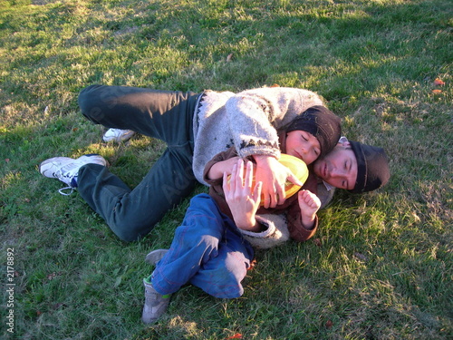 Photo: père et fils jouant au rugby père et fils jouant au rugby