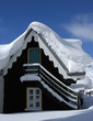 chalet sous la neige