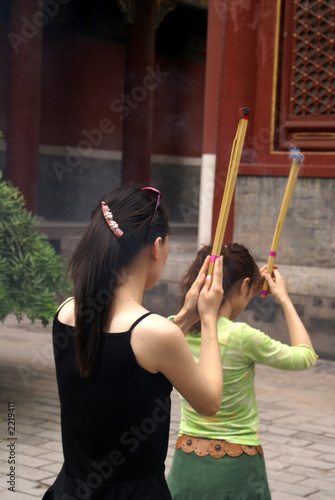 Photo: burn joss sticks burn joss sticks