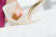 Foto: close up of hands reading a book close up of hands reading a book