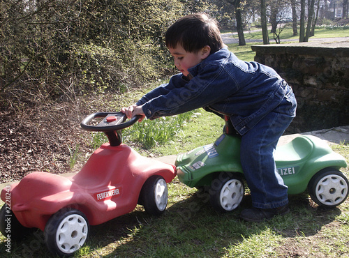 junge mit spielzeug auto
