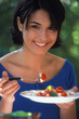 Photo: ragazza mangia insalata ragazza mangia insalata