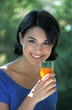 Photo: ragazza beve succo di frutta ragazza beve succo di frutta