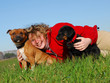 jeune femme est ses chiens