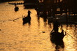 gondeln bei sonnenuntergang auf goldenem wasser