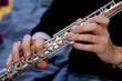 2 mains ,une flute