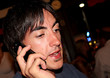 Photo: jeune homme au téléphone portable en soirée jeune homme au téléphone portable en soirée