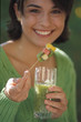 ragazza mangia frutta