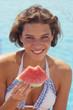 Photo : ragazza mangia cocomero