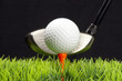 driver und golfball auf tee