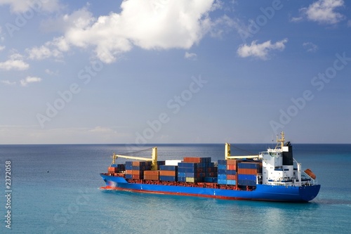 Foto: container ship at open sea container ship at open sea