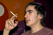 jeune fumeur mécontent cigarette en bar public