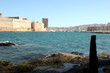 entree du vieux port de marseille pieds dans l'eau