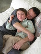 Photo: père et fils faisant un calin père et fils faisant un calin