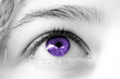 oeil violet de femme , regard rêveur