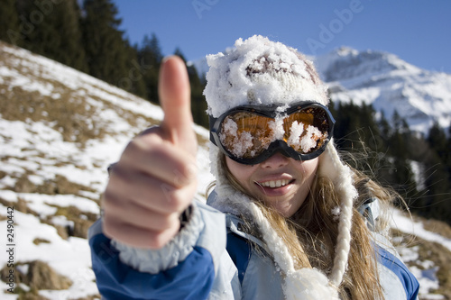 Photo: frau mit kapuze und skibrille frau mit kapuze und skibrille