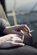 main de jeune femme tenant une cigarette