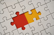 puzzle blanc, rouge et jaune