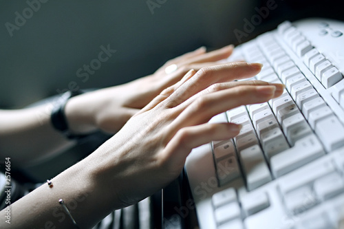Foto: mains de femme sur clavier d' ordinateur mains de femme sur clavier d' ordinateur