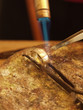 goldener ring unter lötflamme goldener ring unter lötflamme
