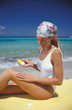 Photos : donna si mette la crema al mare