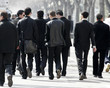 groupe hommes qui marche en habits noir