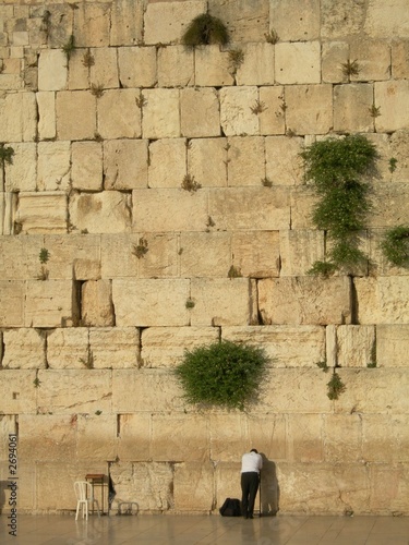 Photo: homme priant devant le mur des lamentations homme priant devant le mur des lamentations