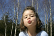 Foto: little girl and kiss little girl and kiss