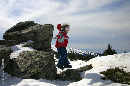 Foto: little girl jumps little girl jumps