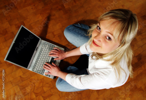 Foto: frau mit computer frau mit computer